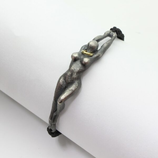 Pulsera macramé • cuerpo mujer