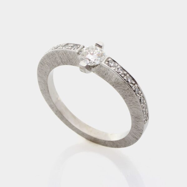 Anillo diamantes de compromiso. Joya de oro blanco y diamantes creada por Comin Joieria Creativa