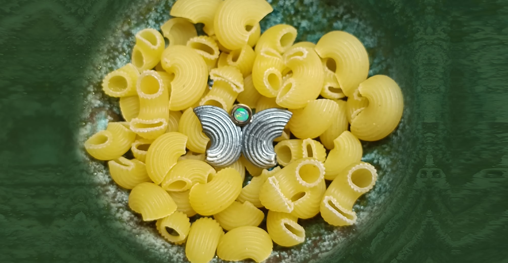 Galets solidarios: Colaboración entre Arrels Fundació y Comín Joyería Creativa.