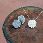 Collar y pendientes inspirados en los adoquines en forma de flor de las calles de Barcelona.