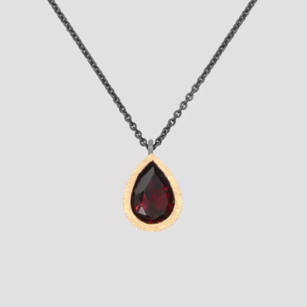 collar lagrima granate