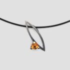 Colgante citrino de plata y oro amarillo. Joya creada y hecha a mano por Comin Joieria Creativa