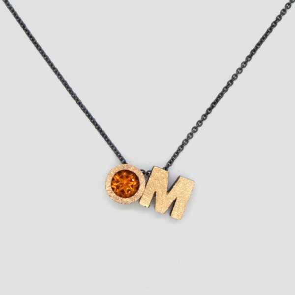 Penjolls de lletres personalitzats en plata i or