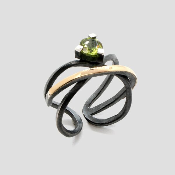Anillo peridoto infinito de plata y oro, joya creada y hecha a mano por Comin Joieria Creativa