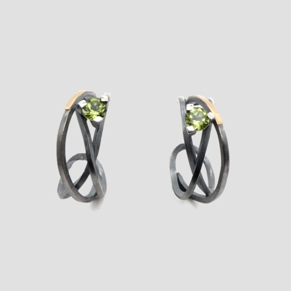 Pendientes peridotos infinito de plata y oro, joya creada y hecha a mano por Comin Joieria Creativa