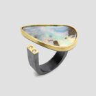 Anillo ópalo boulder de plata, diamantes y oro, creado y hecha a mano por Comin Joieria Creativa