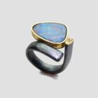 Anillo ópalo dublet de plata y oro amarillo, joya creada y hecha a mano por Comin Joieria Creativa