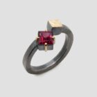 Anillo rodolito de plata y oro amarillo, joya creada y hecha a mano por Comin Joieria Creativa