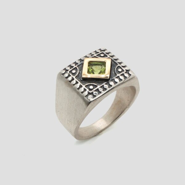 Anillo peridoto de plata y oro amarillo, joya creada y hecha a mano por Comin Joieria Creativa