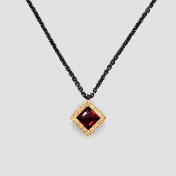 Collar granat rombe