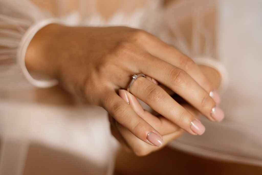 Mujer con anillo de oro blanco compromiso